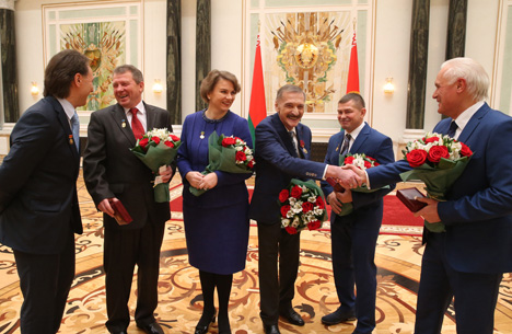 Лукашенко вручил госнаграды лучшим труженикам по итогам пятилетия