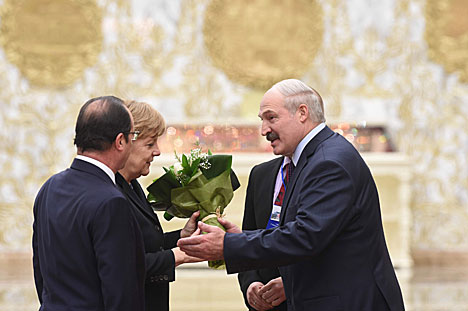 Президент Франции Франсуа Олланд и канцлер Германии Ангела Меркель прибыли во Дворец Независимости в Минске