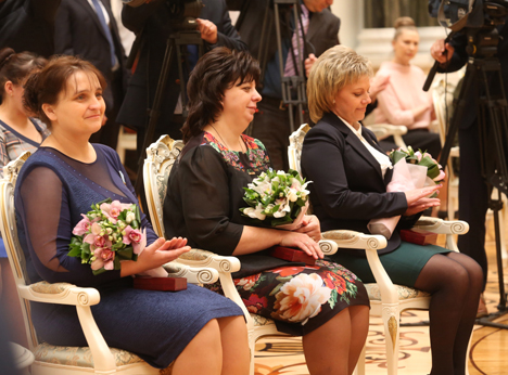 Лукашенко: Белорусские женщины являются примером милосердия и мудрости, трудолюбия и верности стране