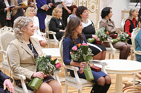 Президент Беларуси вручил государственные награды заслуженным женщинам страны