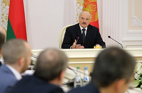 Лукашенко: Беларусь должна максимально использовать возможности по развитию цифровой экономики