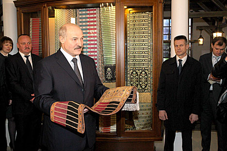 Александр Лукашенко посетил предприятие "Слуцкие пояса"