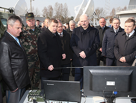 Лукашенко посетил Наземный комплекс управления Национальной системы спутниковой связи и вещания