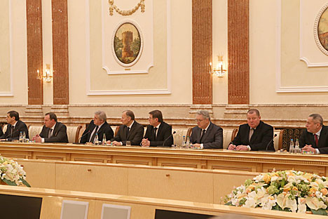 Президент Беларуси Александр Лукашенко вручил дипломы академикам и членам-корреспондентам Национальной академии наук