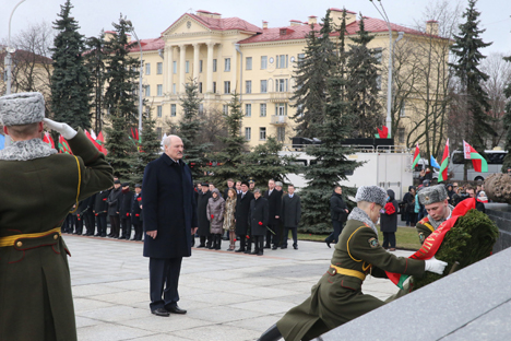 Лукашенко возложил венок к монументу Победы в Минске в День защитников Отечества