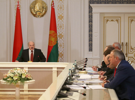 Лукашенко: Беларусь должна придерживаться национальных интересов при согласовании программ расширенного финансирования с МВФ