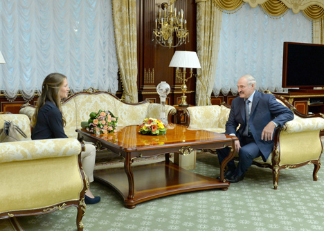 Домрачева подарила Лукашенко копию Большого хрустального глобуса