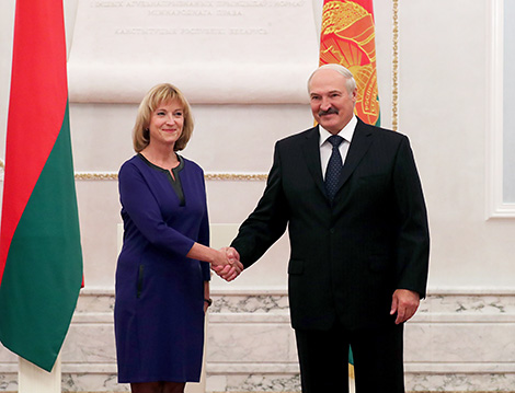 Президент Беларуси Александр Лукашенко и Чрезвычайный и Полномочный Посол Швеции в Беларуси Кристина Юханнессон