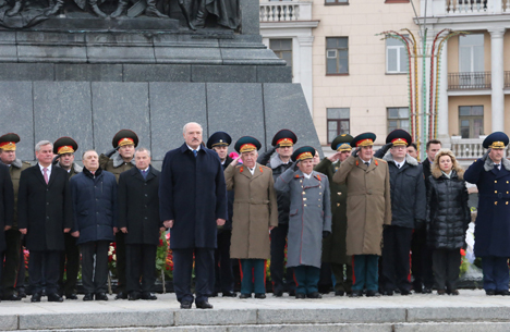 Лукашенко возложил венок к монументу Победы в Минске в День защитников Отечества