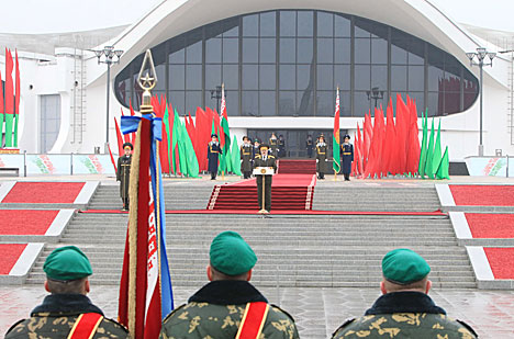 Лукашенко заверяет, что будет защищать интересы страны, ее конституционные устои и территориальную целостность
