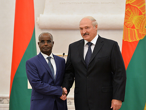 Президент Беларуси Александр Лукашенко и Чрезвычайный и Полномочный Посол Джибути в Беларуси по совместительству Мохамед Али Камиль