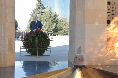 Александр Лукашенко принял участие в церемонии возложения венка к монументу на Аллее Шехидов