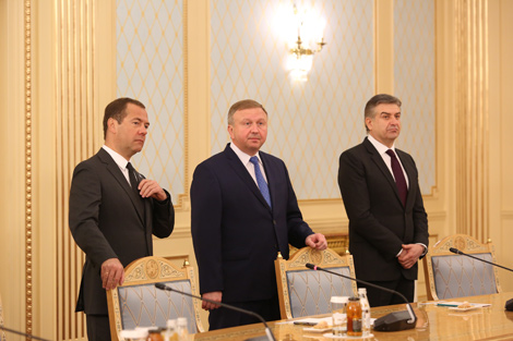 премьер-министр России Дмитрий Медведев, премьер-министр Беларуси Андрей Кобяков, премьер-министр Армении Карен Карапетян