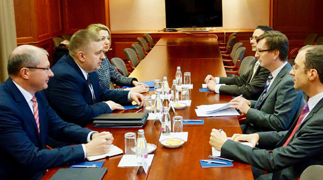 Во время встречи Олега Кравченко с Левенте Бенке. Фото МИД Венгрии