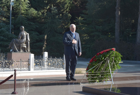 Александр Лукашенко возложил венок к могиле общенационального лидера Азербайджана Гейдара Алиева