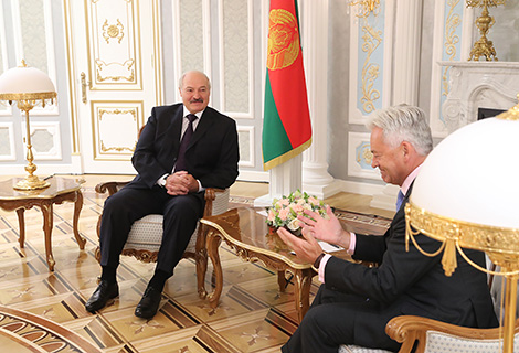 Лукашенко пообещал научить британского министра играть в хоккей