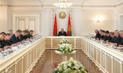 Лукашенко потребовал от правительства сделать все возможное для сохранения квалифицированных кадров на рынке труда