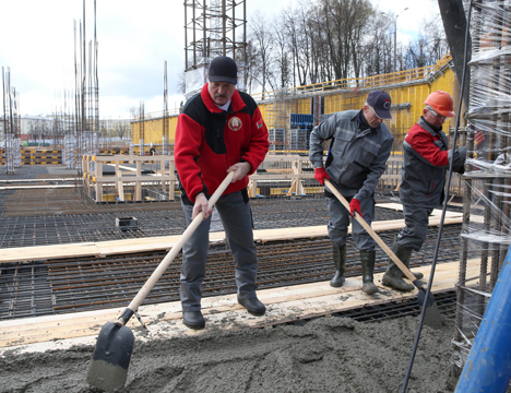 Лукашенко принимает участие в республиканском субботнике