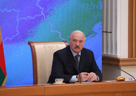 Лукашенко: При нормальных условиях жизни никаких цветных революций не будет 