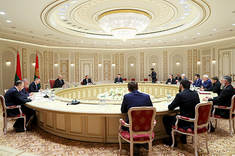 Лукашенко: Беларусь по-братски строит отношения с представителями многонациональной России
