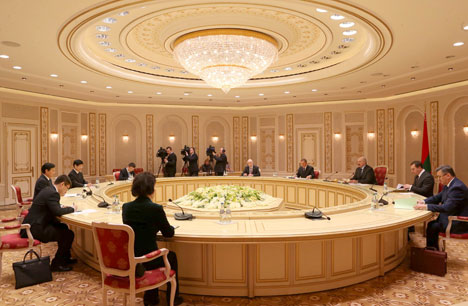 Президент Беларуси Александр Лукашенко на встрече с заместителем министра коммерции КНР Чжун Шанем