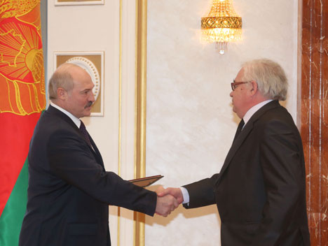 Лукашенко вручил дипломы доктора наук и аттестаты профессора научным и научно-педагогическим работникам