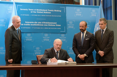 Президент Беларуси Александр Лукашенко в здании Генеральной ассамблеи ООН подписал Конвенцию о правах инвалидов