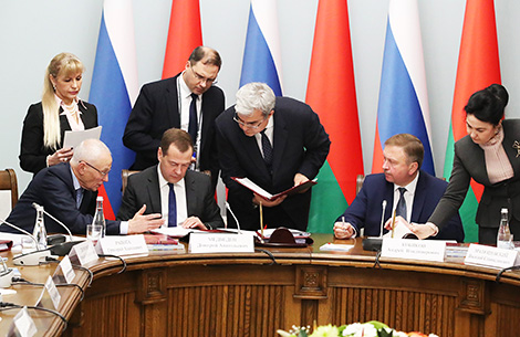 Председатель правительства России Дмитрий Медведев и премьер-министр Беларуси Андрей Кобяков во время подписания