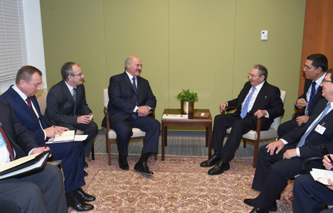 Лукашенко на площадке штаб-квартиры ООН в Нью-Йорке провел встречу с Раулем Кастро