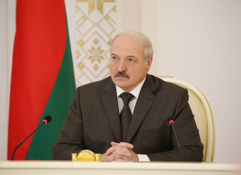Лукашенко поручил привести в порядок местные дороги за три-четыре года