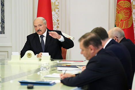 Лукашенко поручил разработать четкую систему оплаты труда руководителей банков в Беларуси