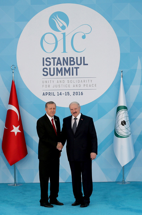 Президент Беларуси Александр Лукашенко и Президент Турции Реджеп Тайип Эрдоган на полях саммита Организации исламского сотрудничества