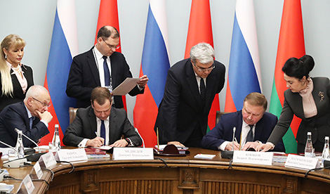 Председатель правительства России Дмитрий Медведев и премьер-министр Беларуси Андрей Кобяков во время подписания