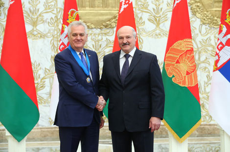 Лукашенко наградил Николича орденом Дружбы народов