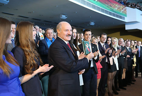 Президент Беларуси поддержал проект БРСМ "Цветы Великой Победы!"