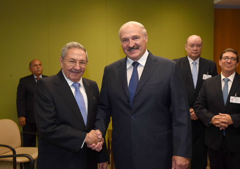 Лукашенко на площадке штаб-квартиры ООН в Нью-Йорке провел встречу с Раулем Кастро