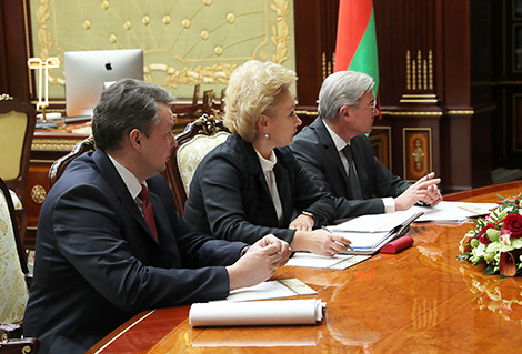 Не только для чиновников - Лукашенко расставил точки над "i" в вопросе строительства медцентра в Ждановичах