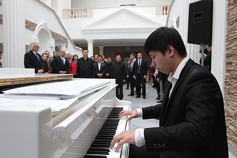 Zhang Dejiang visits National Art Museum of Belarus