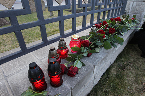 Belarusians bring flowers to Russian embassy in Belarus after St Petersburg metro explosion