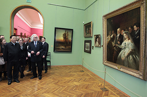 Zhang Dejiang visits National Art Museum of Belarus