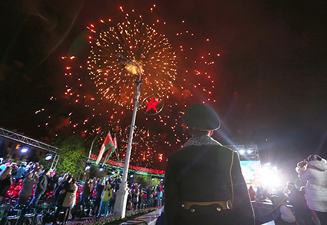 Victory Day celebrations in Belarus wrapped up with spectacular fireworks