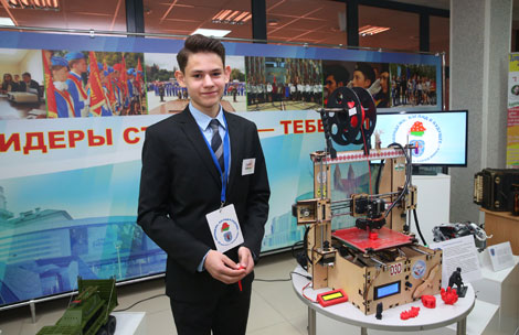 School student shows self-assembled 3D printer to Belarus president