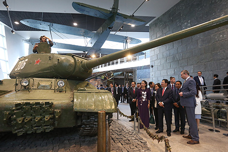 Vietnam delegation visits Great Patriotic War museum