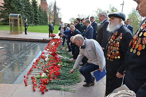 Belarus' Ambassador lays wreath at Tomb of Unknown Soldier in Moscow