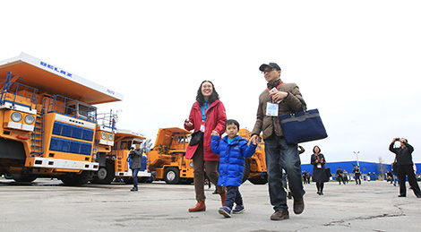 Chinese reporters visit BelAZ in Belarus