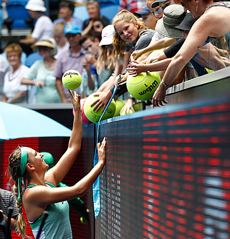 Australian Open 2016: Azarenka cruises into round three