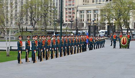 Belarus' Ambassador lays wreath at Tomb of Unknown Soldier in Moscow