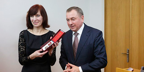 Makei presents Francysk Skaryna medal to director of Riga Belarusian school