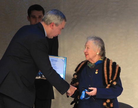 Pavel Latushko presented the UNESCO Victor Hugo medals to Tamara Nizhnikova