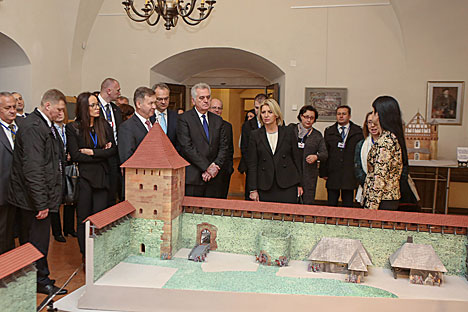 Tomislav Nikolic visits Mir Castle complex